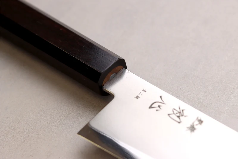 Couteau de chef gyuto kiritsuke 22cm japonais artisanal Hatsukokoro Kaijin BS2 ébène
