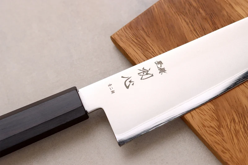 Couteau santoku 17cm japonais artisanal Hatsukokoro Kaijin BS2 ébène