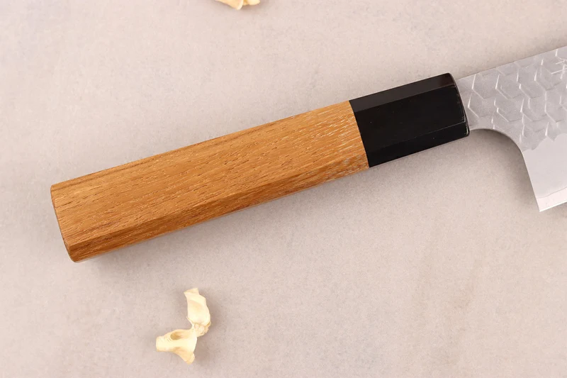 Couteau de chef 20cm japonais artisanal Nigara Hamono Migaki Tsuchime SG2 teck