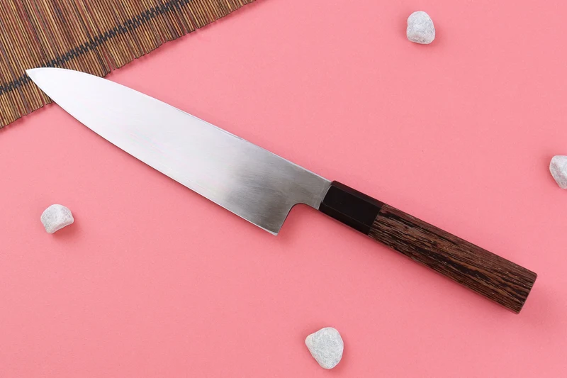 Couteau gyuto asymétrique 21cm japonais artisanal Hatsukokoro Shirasagi manche en wengé