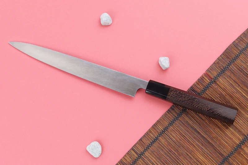 Couteau yanagiba 24cm japonais artisanal Hatsukokoro Shirasagi manche en wengé