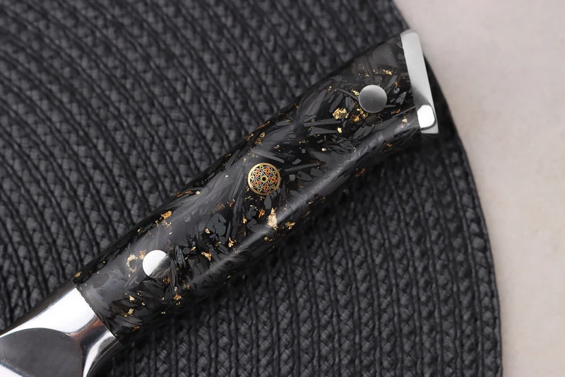 Couteau kiritsuke Wusaki Sakin Damas 10Cr 20cm manche en fibre de carbone et feuille d'or