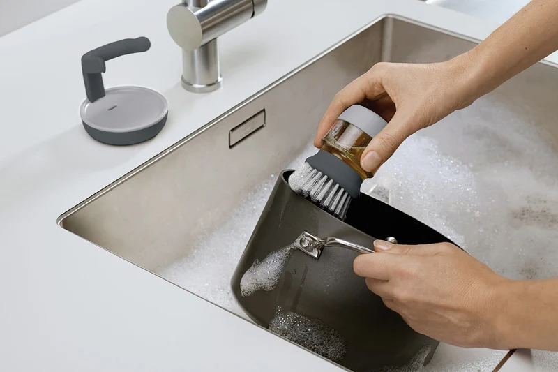 Brosse à vaisselle Joseph Joseph Palm Scrub avec réservoir