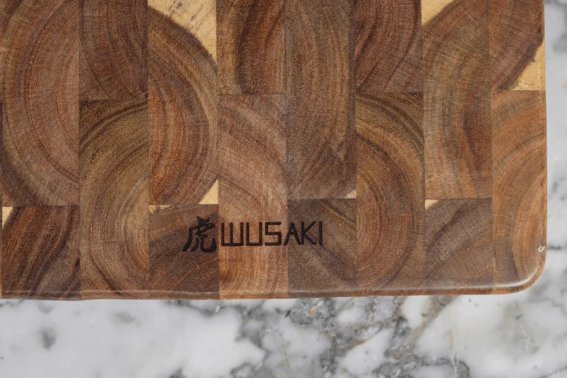 Planche à découper Wusaki en bois d'acacia damier avec poignée 41 x 22 x 2cm