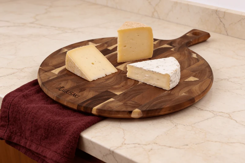 Planche à découper Wusaki ronde en acacia 42,5 x 32 x 1,8cm