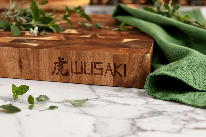 Billot de cuisine Wusaki en bois d'acacia damier 43 x 30,5 x 3,5cm