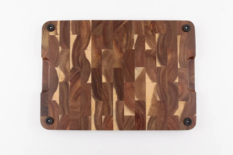 Planche à découper Wusaki bois d'acacia damier pieds antidérapants 35 x 25 x 2,5cm