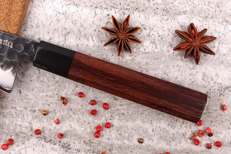 Couteau honesuki Sayuto Séquoia San Mai martelé 15cm