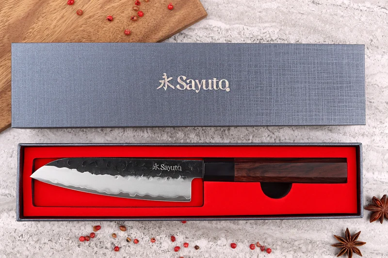 Couteau santoku Sayuto Séquoia San Mai martelé 13,5cm