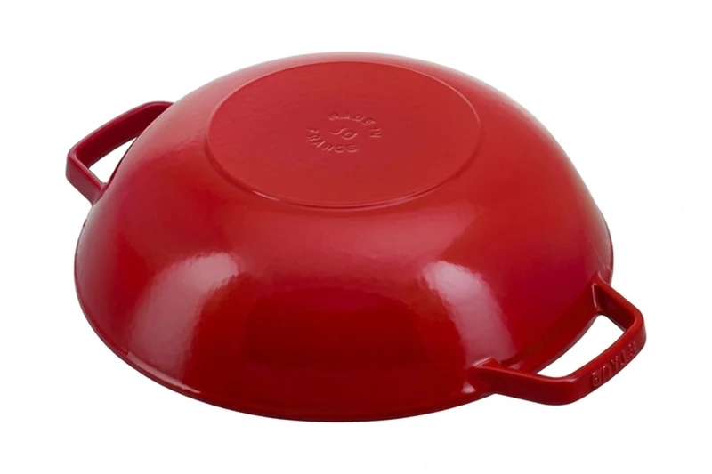 Wok Staub 30cm cerise en fonte émaillée avec couvercle en verre et grille en inox