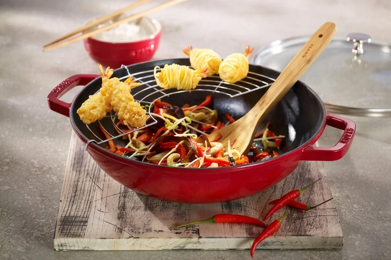 Wok Staub 30cm cerise en fonte émaillée avec couvercle en verre et grille en inox