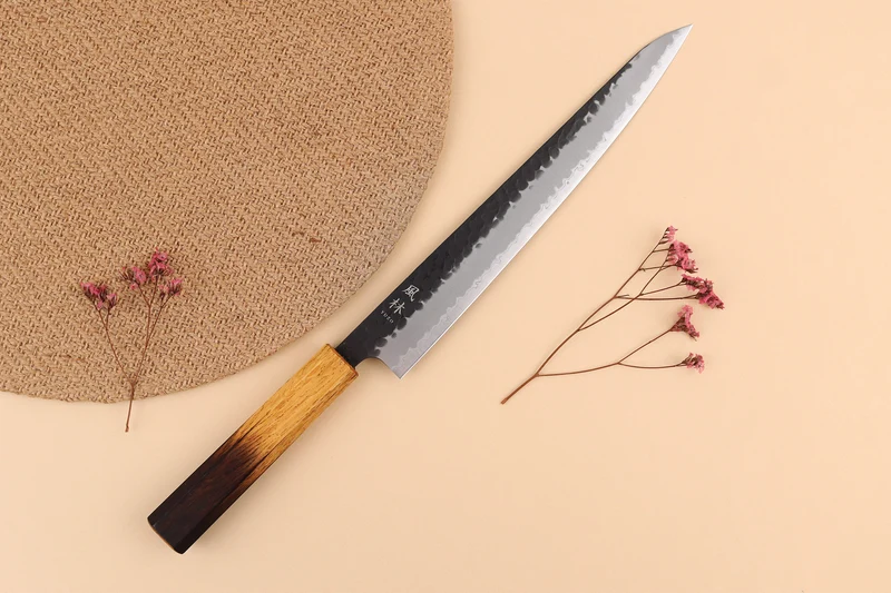 Couteau sujihiki 24cm japonais artisanal Yuzo Black AS chêne brûlé
