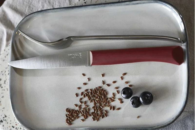 Couteau de table Opinel Bon Appétit + lame 11cm en inox manche en polymère grenat