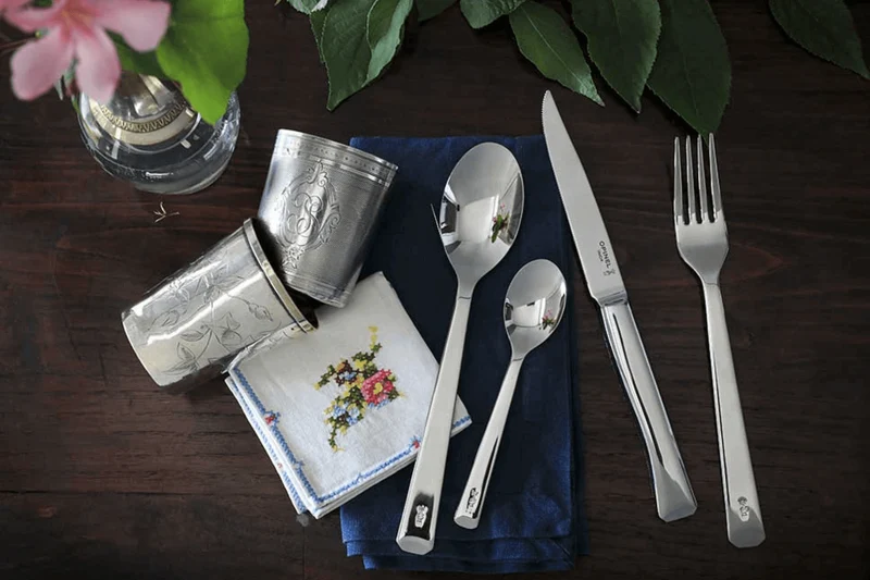 Couteau de table Opinel Perpétue tout en acier inox