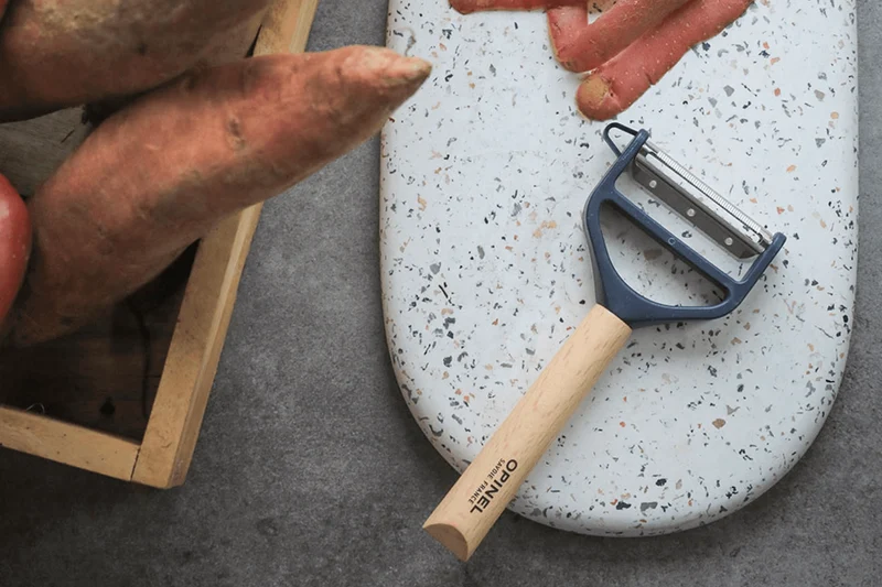 Éplucheur Opinel T-Duo bleu double lames microdentée et julienne manche en hêtre