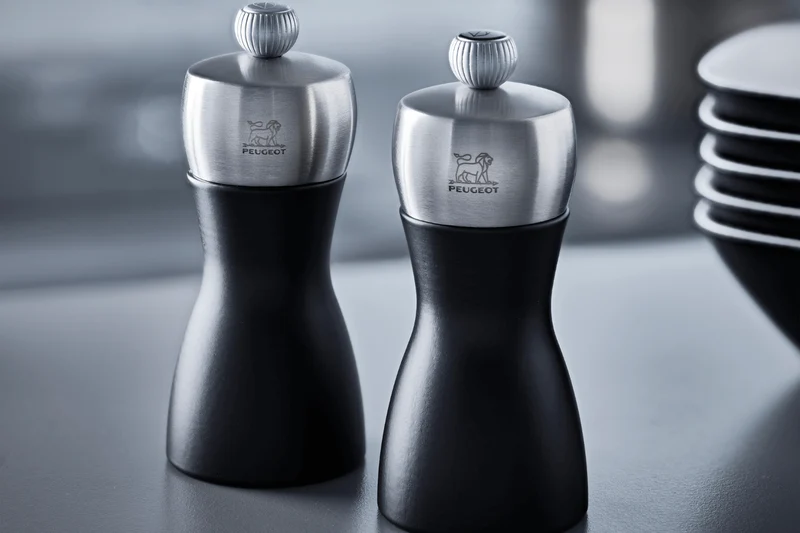 Coffret duo de moulins à poivre et à sel sec Peugeot Fidji en bois de hêtre et inox noir