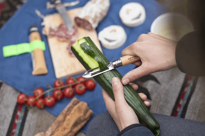 Éplucheur de poche Opinel n°06 lame 6cm manche hêtre