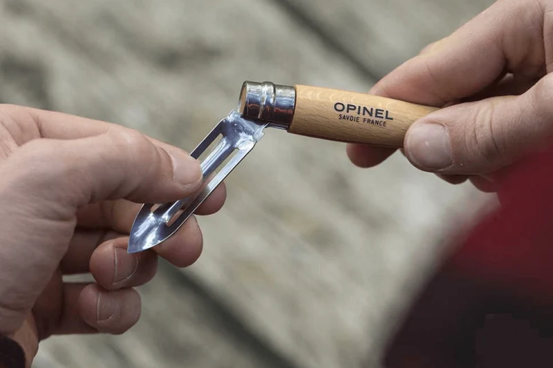 Éplucheur de poche Opinel n°06 lame 6cm manche hêtre