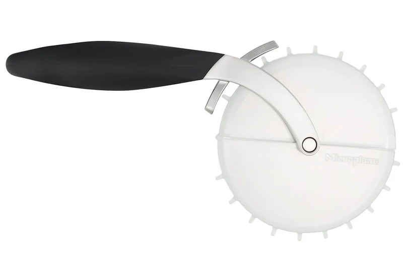 Roulette à pizza Microplane à double tranchant avec couvercle pique-pâte amovible