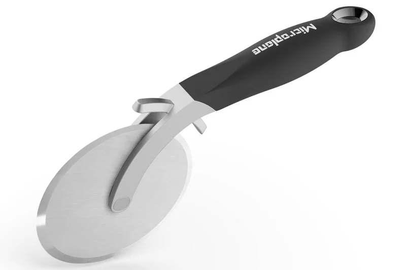 Roulette à pizza Microplane à double tranchant avec couvercle pique-pâte amovible