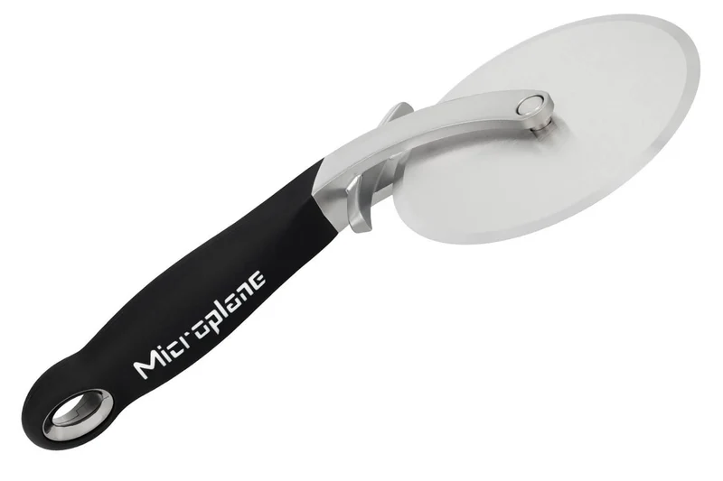 Roulette à pizza Microplane à double tranchant avec couvercle pique-pâte amovible
