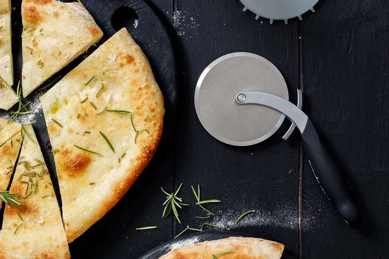 Roulette à pizza Microplane à double tranchant avec couvercle pique-pâte amovible