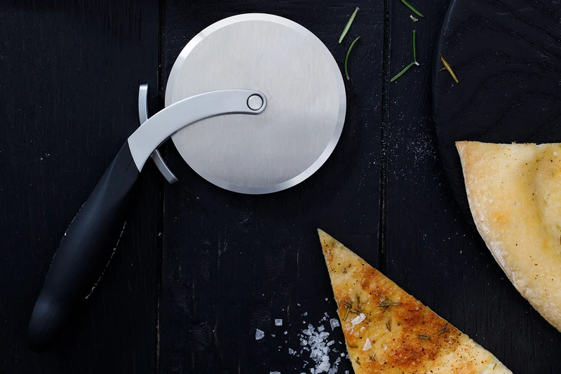 Roulette à pizza Microplane à double tranchant avec couvercle pique-pâte amovible