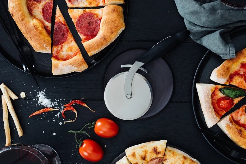 Roulette à pizza Microplane à double tranchant avec couvercle pique-pâte amovible
