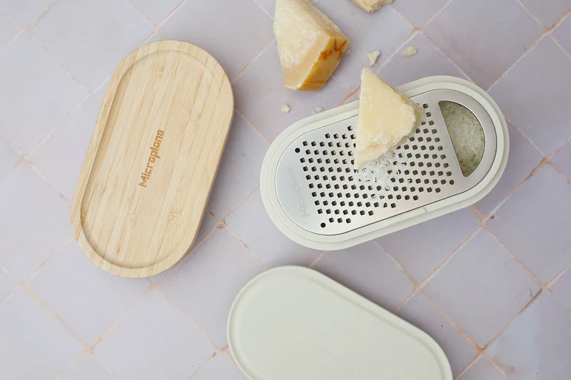 Râpe Microplane 3-en-1 blanche avec boîte de conservation et double couvercle