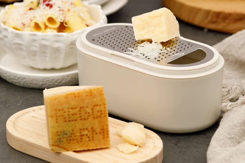 Râpe Microplane 3-en-1 blanche avec boîte de conservation et double couvercle