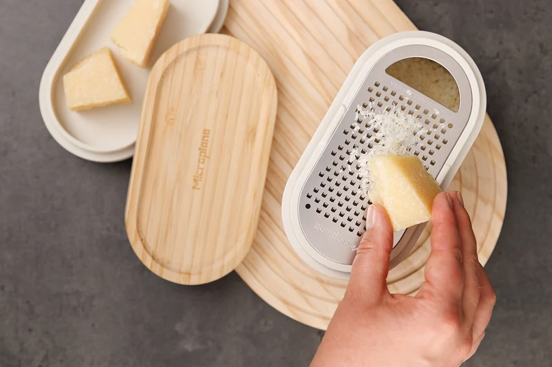 Râpe Microplane 3-en-1 blanche avec boîte de conservation et double couvercle
