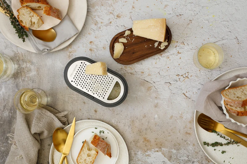 Râpe Microplane 3-en-1 noire avec boîte de conservation et double couvercle