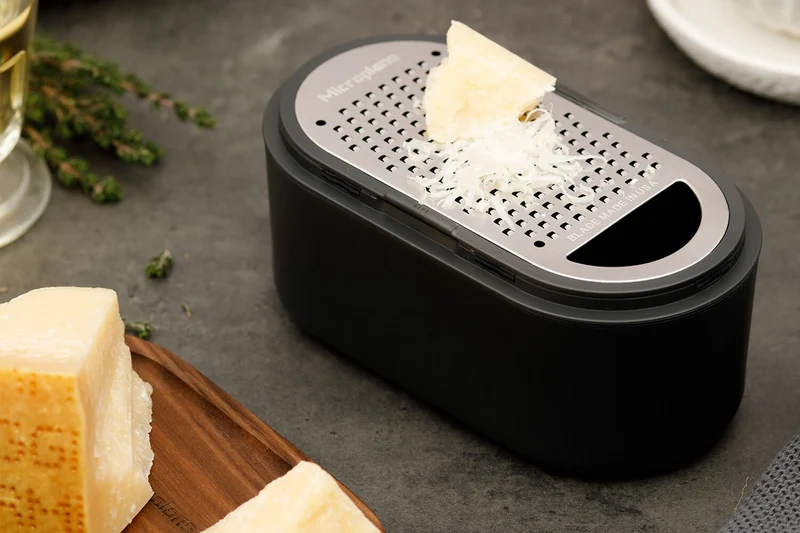 Râpe Microplane 3-en-1 noire avec boîte de conservation et double couvercle