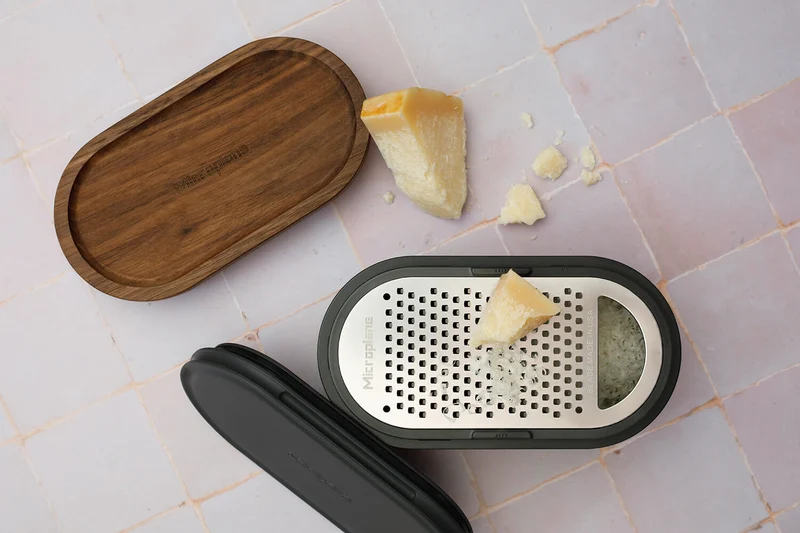 Râpe Microplane 3-en-1 noire avec boîte de conservation et double couvercle