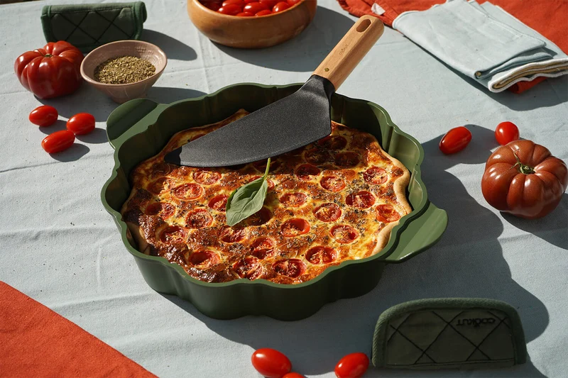 Plat à tarte Cookut Le Formidable avec coupe-tarte fougère