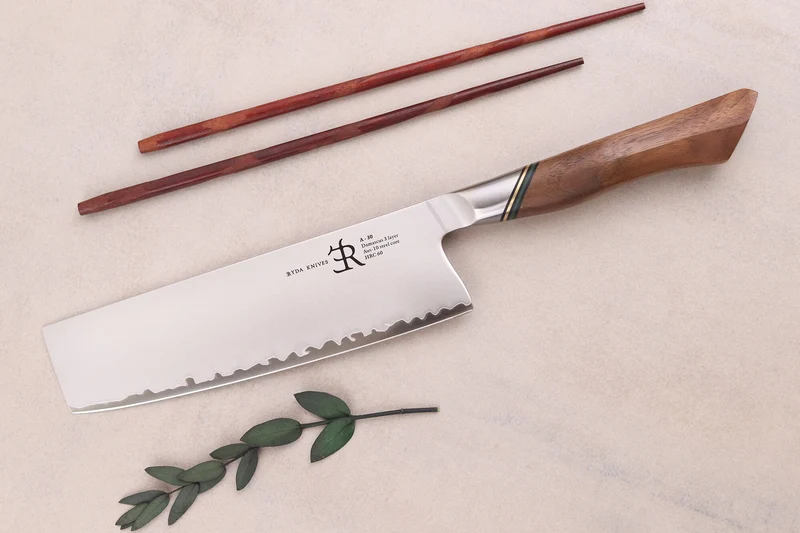 Couteau nakiri 18cm Ryda Knives A-30 San Maï et manche en noyer