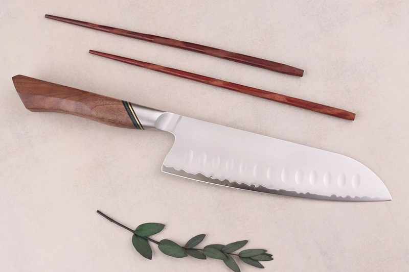 Couteau santoku 18cm Ryda Knives A-30 San Maï et manche en noyer