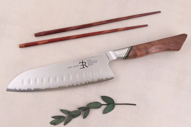 Couteau santoku 18cm Ryda Knives A-30 San Maï et manche en noyer