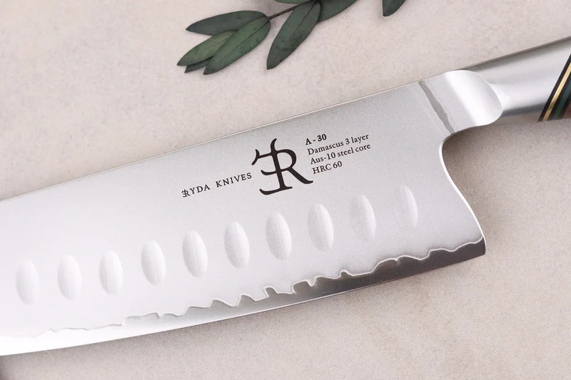 Couteau santoku 18cm Ryda Knives A-30 San Maï et manche en noyer