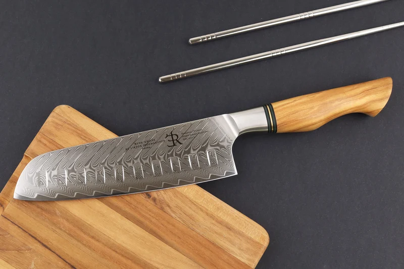 Couteau santoku alvéolé 18cm Ryda Knives ST650 Damas et manche en olivier