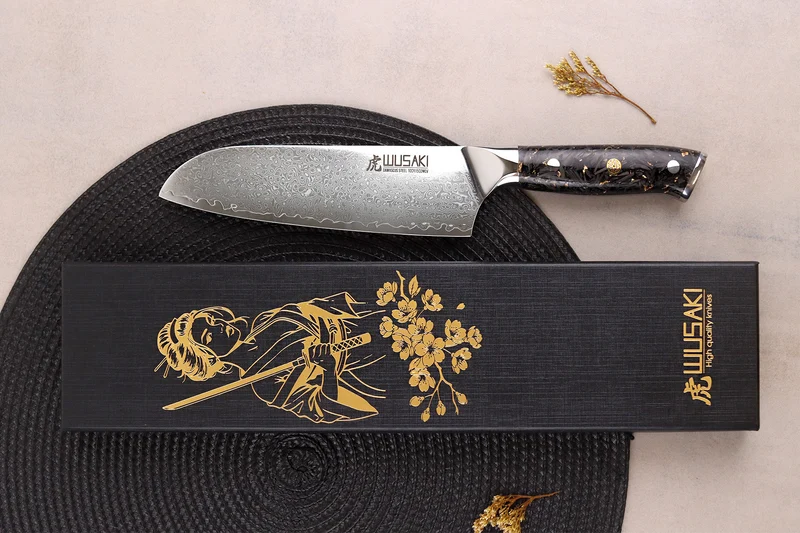 Couteau santoku Wusaki Sakin Damas 10Cr 17cm manche en fibre de carbone et feuille d'or