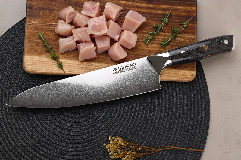 Couteau de chef Wusaki Sakin Damas 10Cr 20cm manche en fibre de carbone et feuille d'or