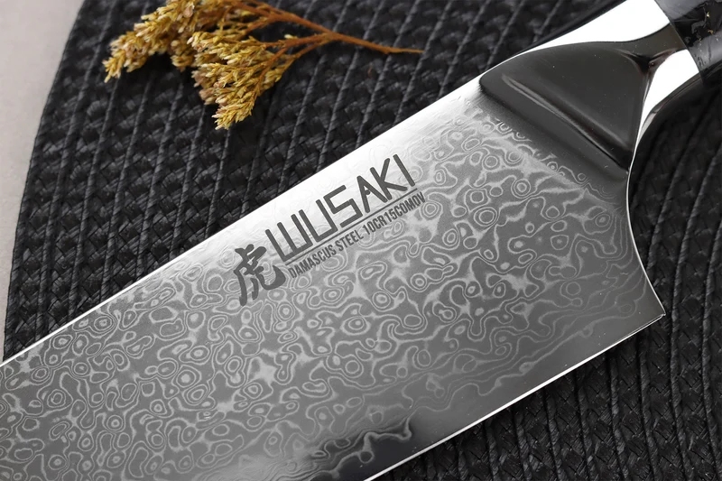 Couteau de chef Wusaki Sakin Damas 10Cr 20cm manche en fibre de carbone et feuille d'or