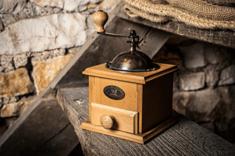 Moulin à café manuel Peugeot Antique en hêtre patiné 21cm