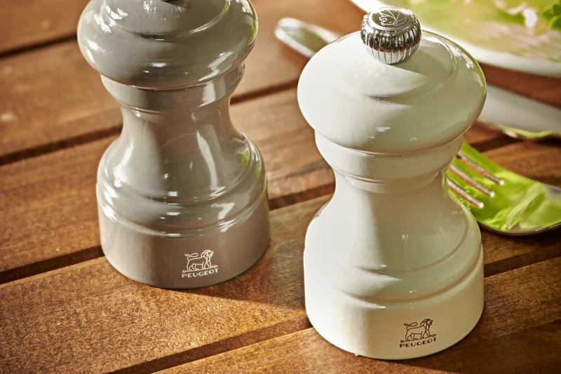 Moulin à sel sec manuel Peugeot Bistro en bois de hêtre laqué gris perle 10cm