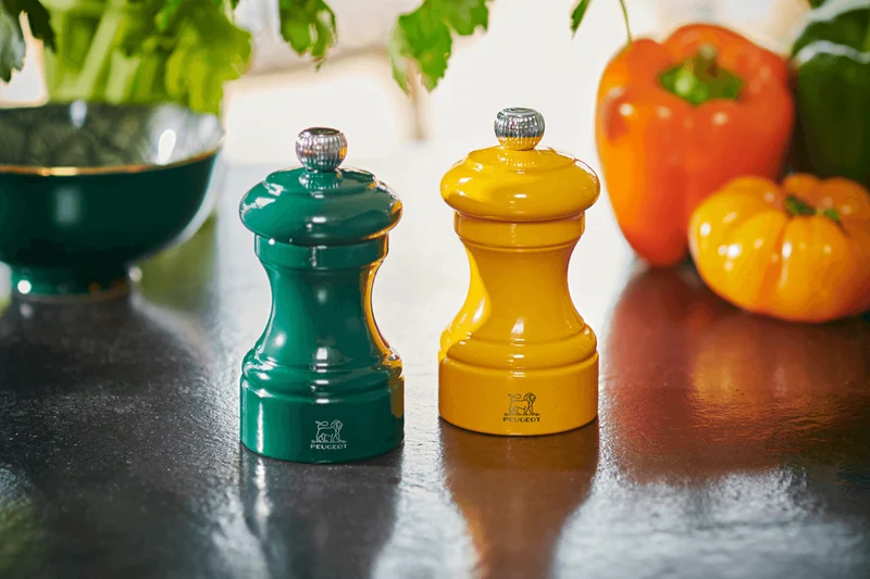 Moulin à poivre manuel Peugeot Bistro en bois de hêtre laqué jaune safran 10cm