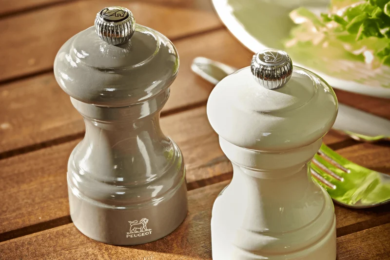 Moulin à poivre manuel Peugeot Bistro en bois de hêtre laqué gris taupe 10cm