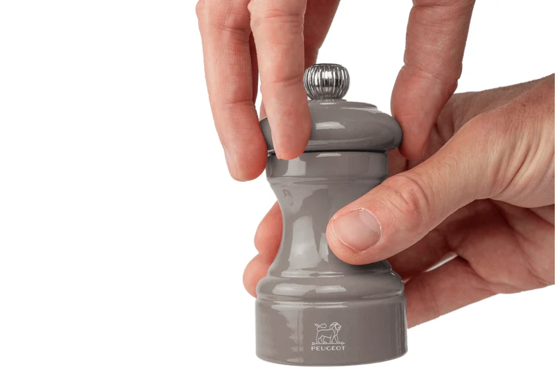 Moulin à poivre manuel Peugeot Bistro en bois de hêtre laqué gris taupe 10cm
