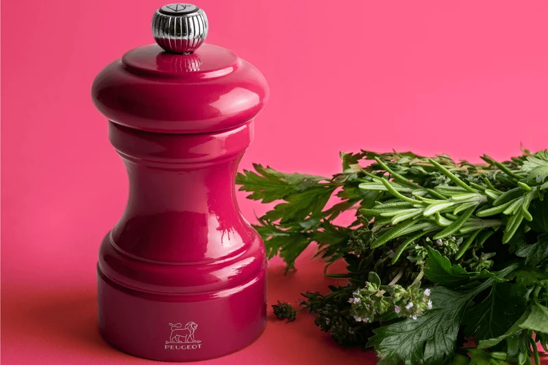 Moulin à sel sec manuel Peugeot Bistro en bois de hêtre laqué rose bonbon 10cm