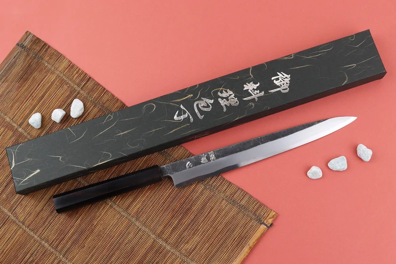 Couteau yanagiba 26cm japonais artisanal Hatsukokoro Shirasagi manche en ébène